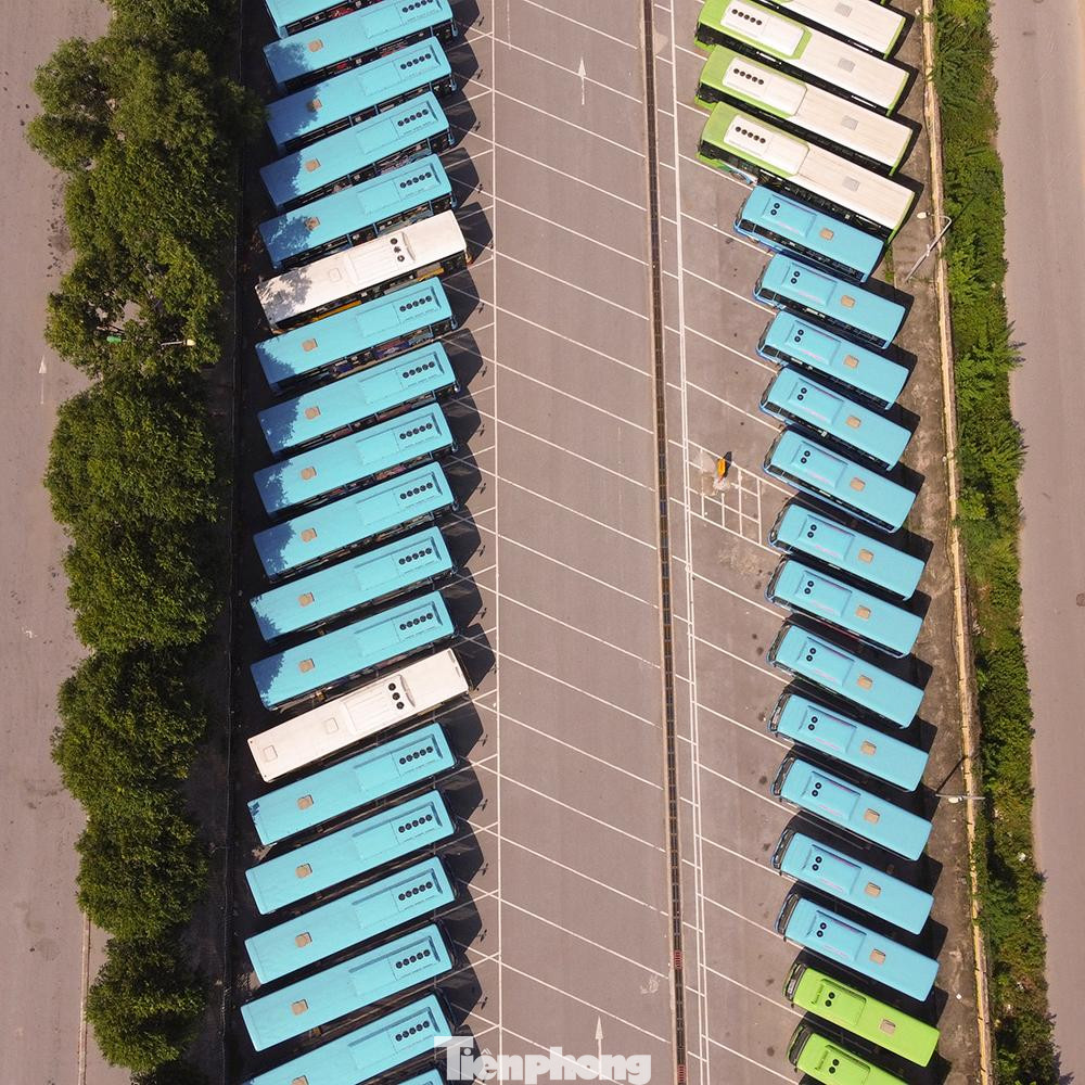 HBãi xe Yên Nghĩa hiện đang là nơi tập kết, bảo dưỡng của hàng trăm xe buýt lớn nhỏ các loại. Đây cũng là một trong năm bãi đỗ xe buýt lớn nhất Thủ đô. Hạn chế các phương tiện vận tải hành khách là biện pháp giảm lây lan dịch bệnh tại những nơi công cộng.