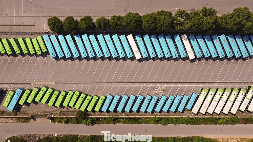 Đã hơn hai tuần nay, xe buýt Thủ đô tạm dừng hoạt động do giãn cách xã hội. Hàng trăm chiếc xe buýt công cộng đã xếp hàng ngay ngắn, nằm chờ đến ngày được trở lại các tuyến đường phục vụ nhu cầu đi lại của người dân.