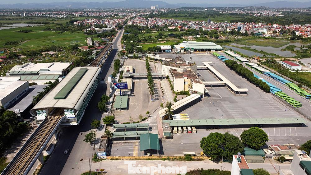 Toàn ảnh bến xe Yên Nghĩa vắng lặng trong những ngày Hà Nội giãn cách toàn xã hội.