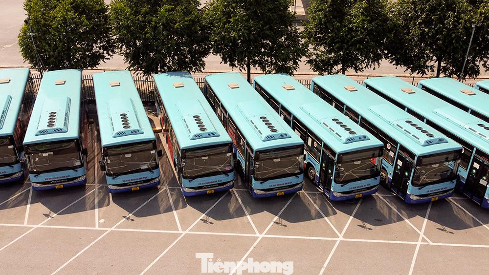 Khi Hà Nội bước vào thời gian giãn cách, các bến xe càng thêm vắng ngắt, nhà chờ đìu hiu, từng hàng xe nằm không dưới ánh nắng chói chang của ngày tháng 8.