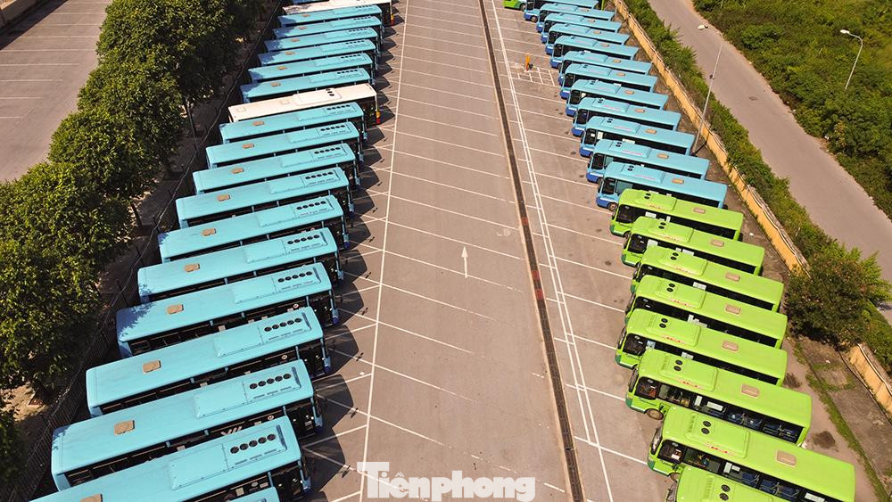 Tính riêng loại hình xe buýt, theo số liệu thống kê của Sở Giao thông vận tải Hà Nội, trong 2 quý đầu năm nay, có 2.728 lượt xe bỏ tuyến; trong đó có 47,8% lượt xe bỏ do tắc đường; trên 40.000 lượt xe phải điều chỉnh tạm thời lộ trình, tăng 69% so với cùng kỳ năm ngoái.