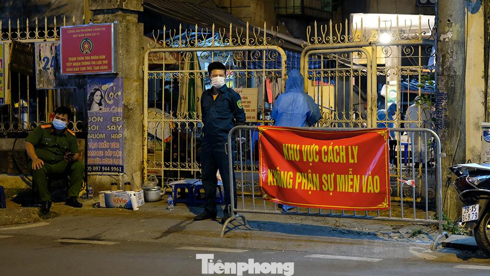 "Người đã đến nhà thuốc trong thời gian trên tự cách ly tại nhà và liên hệ ngay với Trạm Y tế, Trung tâm y tế trên địa bàn hoặc gọi điện thoại đến số 02435625581 (TTYT Quận Đống Đa), 0969.082.115 hoặc số 0949.396.115 (CDC Hà Nội)", thông báo nêu rõ.