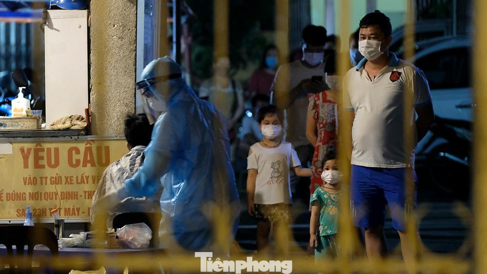 Hiện lực lượng chức năng đã tiến hành phong toả tạm thời tại khu vực nhà thuốc Đức Tâm với gần 10 hiệu thuốc liền kề và khu tập thể xung quanh khoảng 300 người dân đang sinh sống để tiến hành khoanh vùng, truy vết, xét nghiệm và thực hiện phun khử khuẩn.