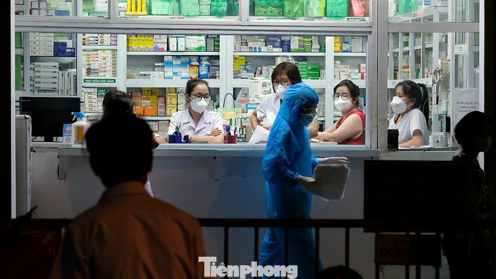 Hiện lực lượng chức năng quận Đống Đa đang tập trung xét nghiệm cho những người liên quan tại nhà thuốc Đức Tâm số 95 Láng Hạ.