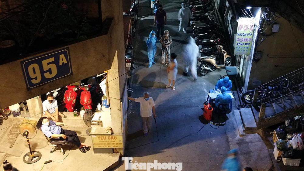 Lực lượng chức năng quận Đống Đa tiến hành xét nghiệm COVID-19 cho các đối tượng liên quan.