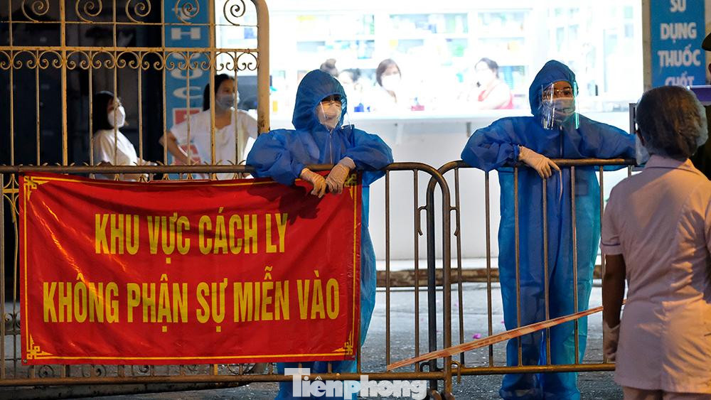 Trước đó, theo Sở Y tế Hà Nội, 3 nhân viên của hiệu thuốc này đã có kết quả xét nghiệm dương tính với SARS-CoV-2. Hiện nay, ở đây còn có thêm trường hợp nghi ngờ đang chờ kết quả xét nghiệm khẳng định.