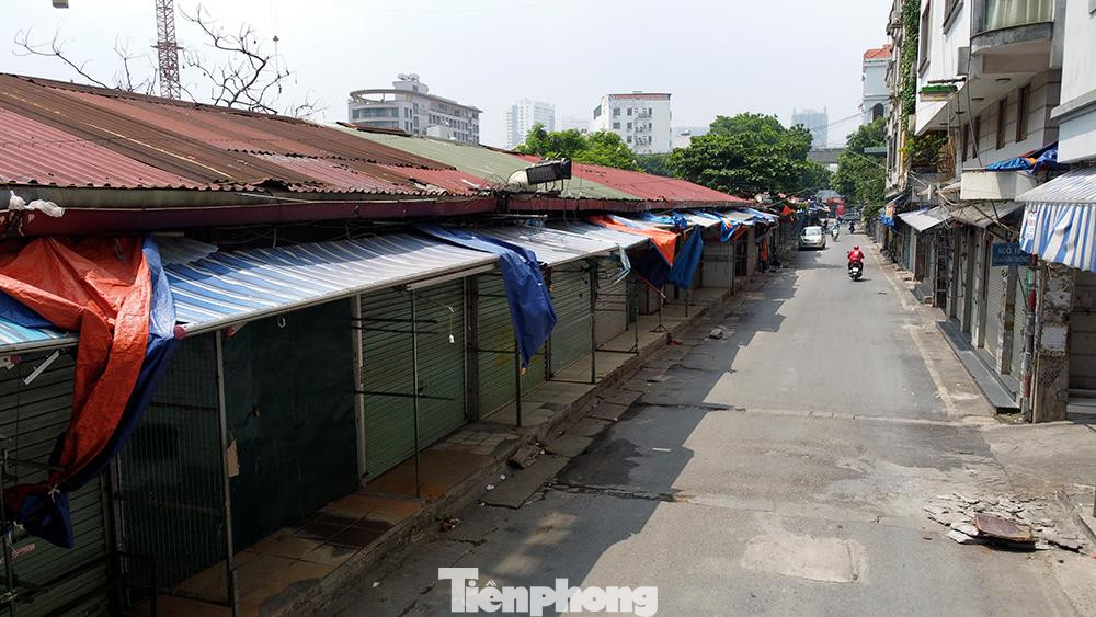 Chợ Nhà Xanh nằm trên phố Phan Văn Trường, Cầu Giấy, Hà Nội, gần với rất nhiều các trường cao đẳng và đại học lớn.