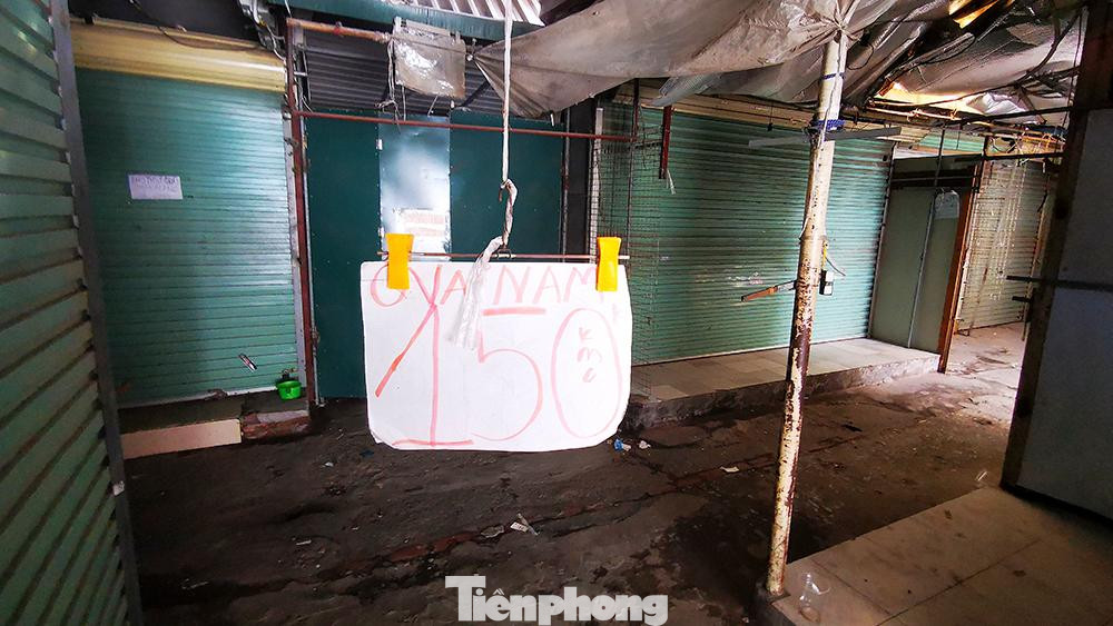 100% các gian hàng ở đây đều đóng cửa im lìm như tờ, chỉ còn lại những tấm biển "sale" là đung đưa chuyển động theo gió.