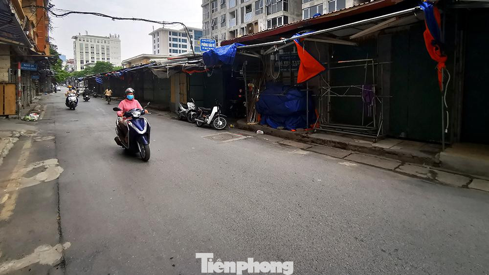Chợ Nhà Xanh đã trở thành một trong những khu chợ sinh viên nổi tiếng và được ưa chuộng nhất Hà Nội bởi những sản phẩm tại đây vừa đa dạng phong phú, mà giá thì lại cực kỳ phải chăng. Thế nhưng, những ngày này, khung cảnh chợ Nhà Xanh vắng vẻ chưa từng thấy.