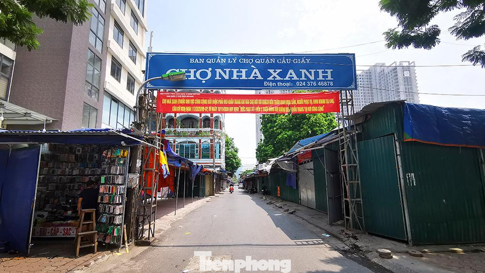Do ảnh hưởng của dịch Covid-19, toàn bộ sinh viên, học sinh được nghỉ học thời gian dài đã khiến khung cảnh buôn bán tại chợ Nhà Xanh vắng vẻ, đìu hiu chưa từng thấy.