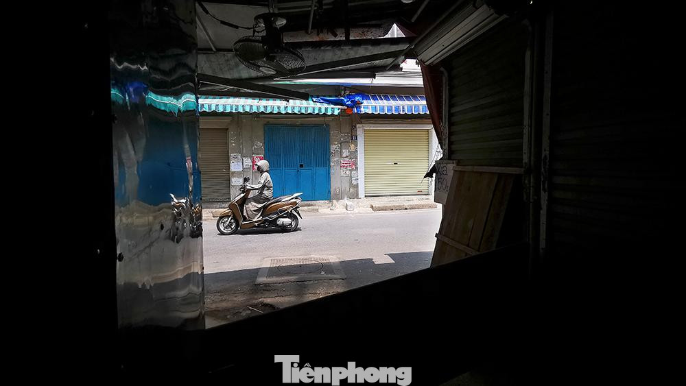 Mấy ngày qua, theo chỉ thị của thành phố, những mặt hàng không thiết yếu phải đóng cửa để phòng dịch. khu chợ Nhà Xanh càng trở nên hoang tàn là lạnh lẽo.