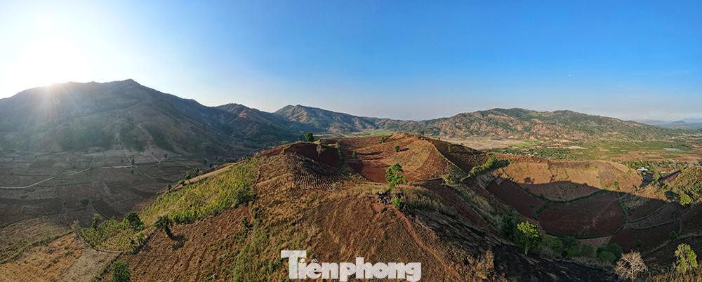Chư Đăng Ya theo tiếng đồng bào J’rai có nghĩa là "củ gừng dại", một ngọn núi lửa đã không hoạt động hàng triệu năm, miệng núi lửa có hình phễu.