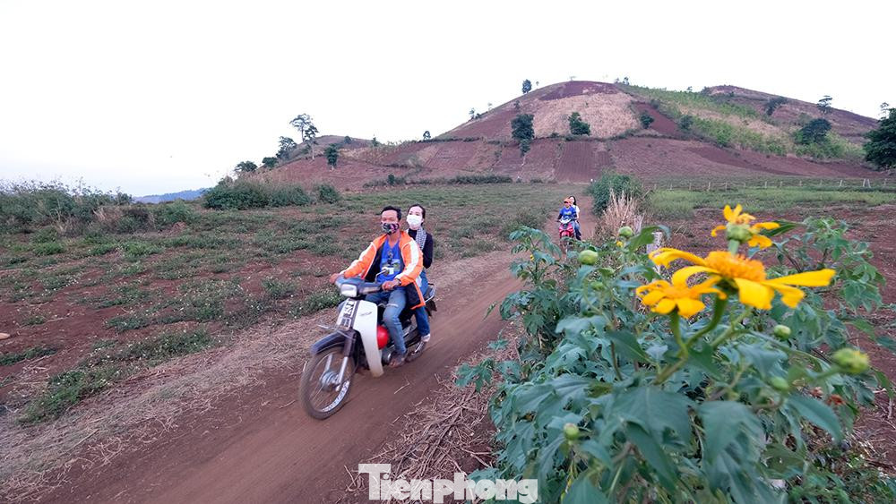 Du khách trở xuống khỏi khu vực núi lửa bằng xe ôm, nơi đây bắt đầu mới lên được xe ô tô để trở về thành phố Peiku.