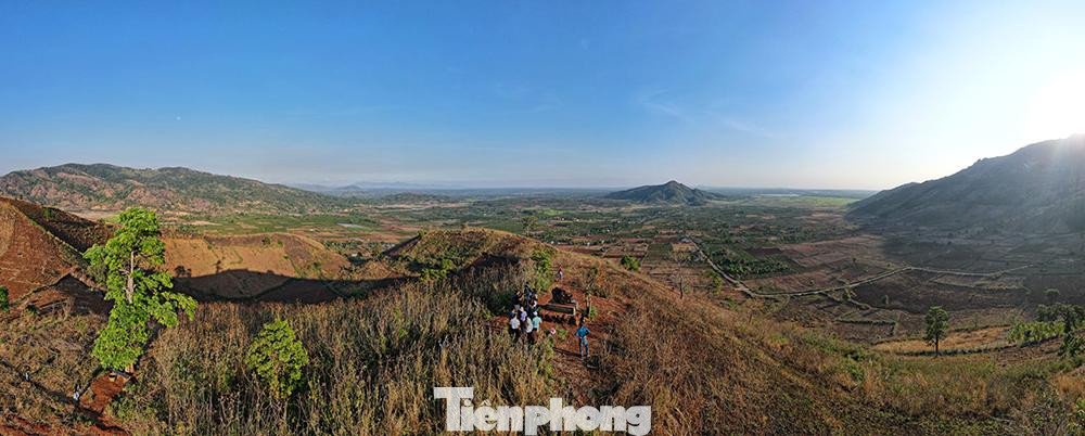 Mặc dù mới được biết đến mấy năm trở lại đây, nhưng núi lửa Chư Đăng Ya đã trở thành điểm đến hấp dẫn nhất Gia Lai, thu hút rất đông du khách đặc biệt vào thời điểm cuối năm khi dã quỳ đồng loạt nở vàng rực cả ngọn núi.