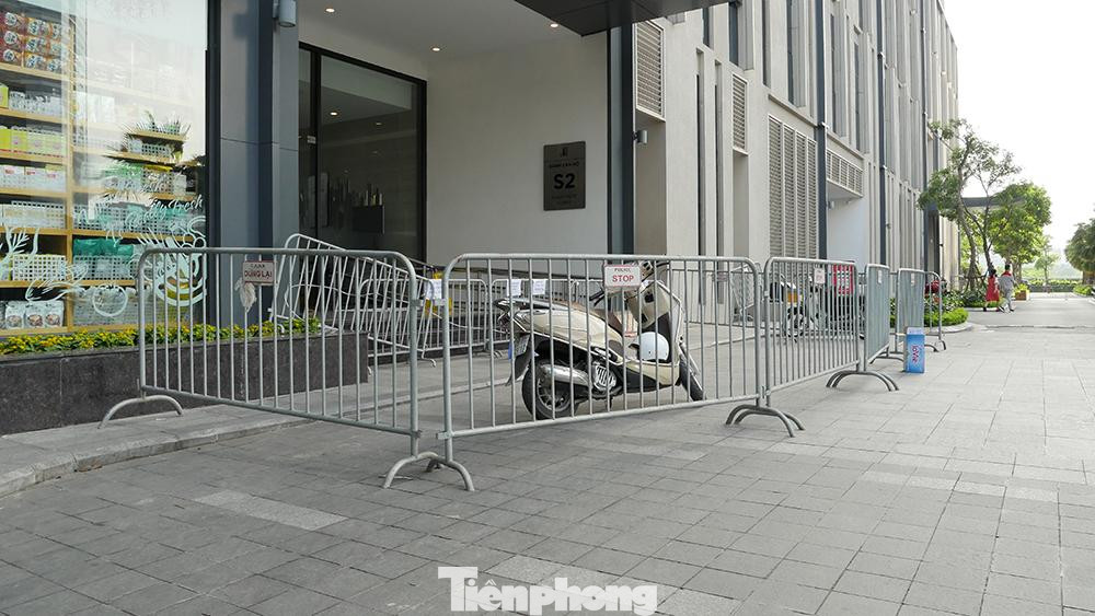 Toàn bộ lối ra vào của toà nhà đều được lập chốt và hàng rào để đảm bảo tuyệt đối việc cách ly.