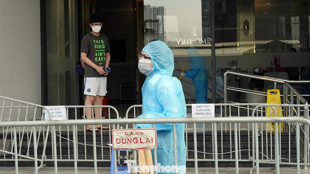 Mọi cư dân tuyệt đối không được ra khỏi hàng rào sắt đầu tiên để nhận đồ, công việc đó đã được nhân viên toà nhà mặc đồ bảo hộ cận thận đảm nhận. Sau mỗi lần nhận đồ hộ khách, nhân viên đều sát khuẩn để đảm bảo việc hạn chế tối đa việc lây lan dịch bệnh.