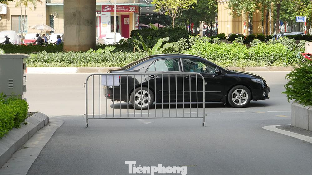 Ngay từ lối vào toà nhà cũng được Ban quản lý dựng rào chắn hạn chế phương tiện vào khu vực.