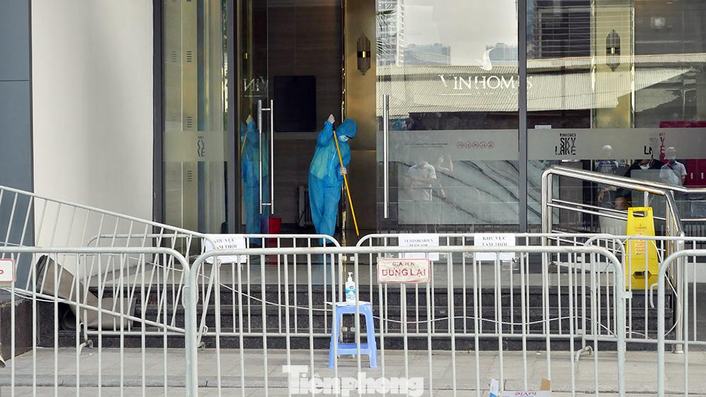 Nhân viên toà nhà thường xuyên vệ sinh khu vực sảnh sau mỗi lần cư dân xuống khu vực này nhận đồ.