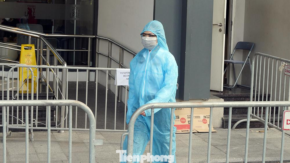 Ngay từ đầu giờ sáng, nhân viên của toà nhà đã phải chạy đi chạy lại thường xuyên chuyển đồ từ phía ngoài vào do toàn bộ cư dân không được ra ngoài.