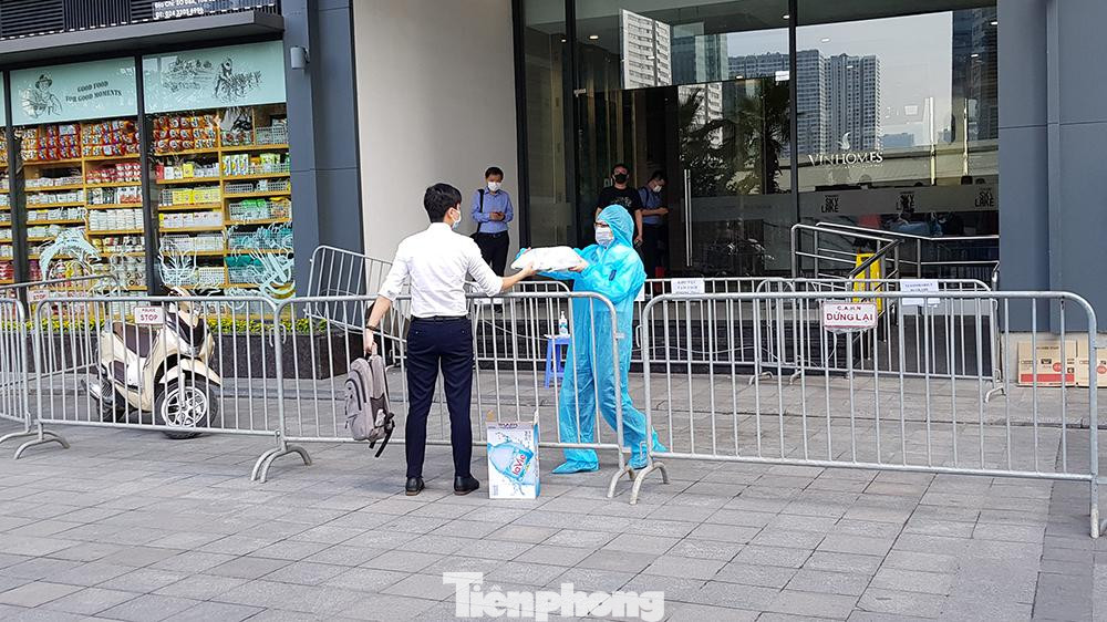 Theo thông tin công bố, bệnh nhân tên L.V.V, là F1 của ca bệnh 3634, là nam, sinh năm 1979. Địa chỉ: Chung cư Vinhome Skylake, Phạm Hùng, Mỹ Đình 1, Nam Từ Liêm, Hà Nội. Nơi làm việc: Công ty cổ phần Tứ Hiệp Hồng Hà dầu khí có địa chỉ tại khu đô thị mới Hồng Hà Eco City xã Tứ Hiệp, huyện Thanh Trì, Thành phố Hà Nội.