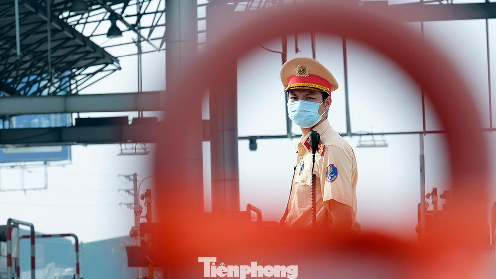 Các lực lượng của tổ phòng chống COVID-19 tại trạm thu phí Pháp Vân - Cầu Giẽ vẫn hoạt động bình thường, chủ lực là lực lượng cảnh sát giao thông để kiểm soát phương tiện ra, vào thành phố. Các lực lượng của tổ phòng chống COVID-19 tại trạm thu phí Pháp Vân - Cầu Giẽ vẫn hoạt động bình thường, chủ lực là lực lượng cảnh sát giao thông để kiểm soát phương tiện ra, vào thành phố.