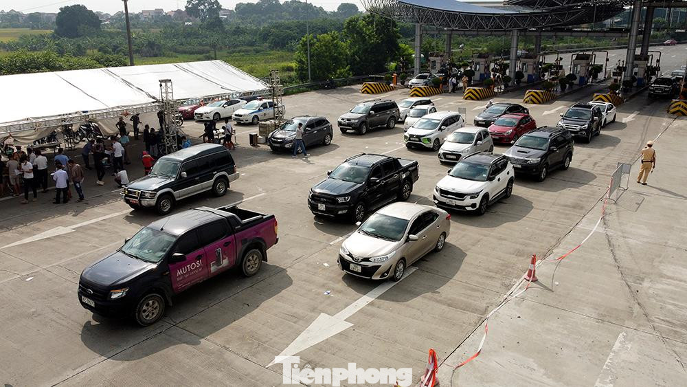 Được biết, ngay khi hoạt động thu phí tạm dừng từ 24/7 vừa qua, công ty CP BOT Pháp Vân - Cầu Giẽ đã nhường lại toàn bộ cơ sở vật chất trạm thu phí cao tốc Pháp Vân - Cầu Giẽ cho lực lượng phòng chống dịch COVID-19 của thành phố Hà Nội; đồng thời doanh nghiệp cũng tạo điều kiện thuận lợi nhất về nơi ăn ở cho các lực lượng tham gia phòng, chống dịch của Thủ đô. Được biết, ngay khi hoạt động thu phí tạm dừng từ 24/7 vừa qua, công ty CP BOT Pháp Vân - Cầu Giẽ đã nhường lại toàn bộ cơ sở vật chất trạm thu phí cao tốc Pháp Vân - Cầu Giẽ cho lực lượng phòng chống dịch COVID-19 của thành phố Hà Nội; đồng thời doanh nghiệp cũng tạo điều kiện thuận lợi nhất về nơi ăn ở cho các lực lượng tham gia phòng, chống dịch của Thủ đô.