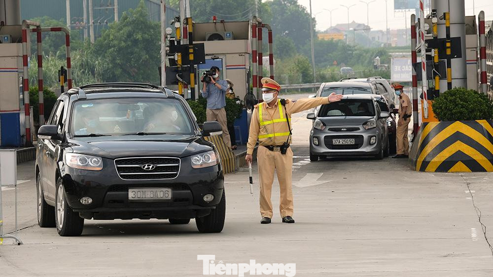 Vẫn có những phương tiện bắt buộc phải quay đầu khi không đủ các điều kiện, giấy tờ cần thiết theo quy định. Vẫn có những phương tiện bắt buộc phải quay đầu khi không đủ các điều kiện, giấy tờ cần thiết theo quy định.