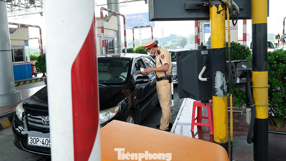 Tất các các phương tiện ra, vào thủ đô Hà Nội vẫn bắt buộc khai báo y tế cũng như xuất trình những giấy tờ cần thiết theo quy định. Tất các các phương tiện ra, vào thủ đô Hà Nội vẫn bắt buộc khai báo y tế cũng như xuất trình những giấy tờ cần thiết theo quy định.