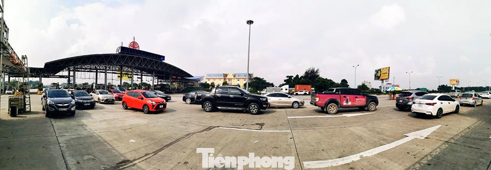 Ngày đầu tiên hoạt động thu phí trở lại, không xuất hiện hiện phương tiện tượng ùn ứ, ách tắc tại trạm thu phí Pháp Vân - Cầu Giẽ. Ngày đầu tiên hoạt động thu phí trở lại, không xuất hiện hiện phương tiện tượng ùn ứ, ách tắc tại trạm thu phí Pháp Vân - Cầu Giẽ.