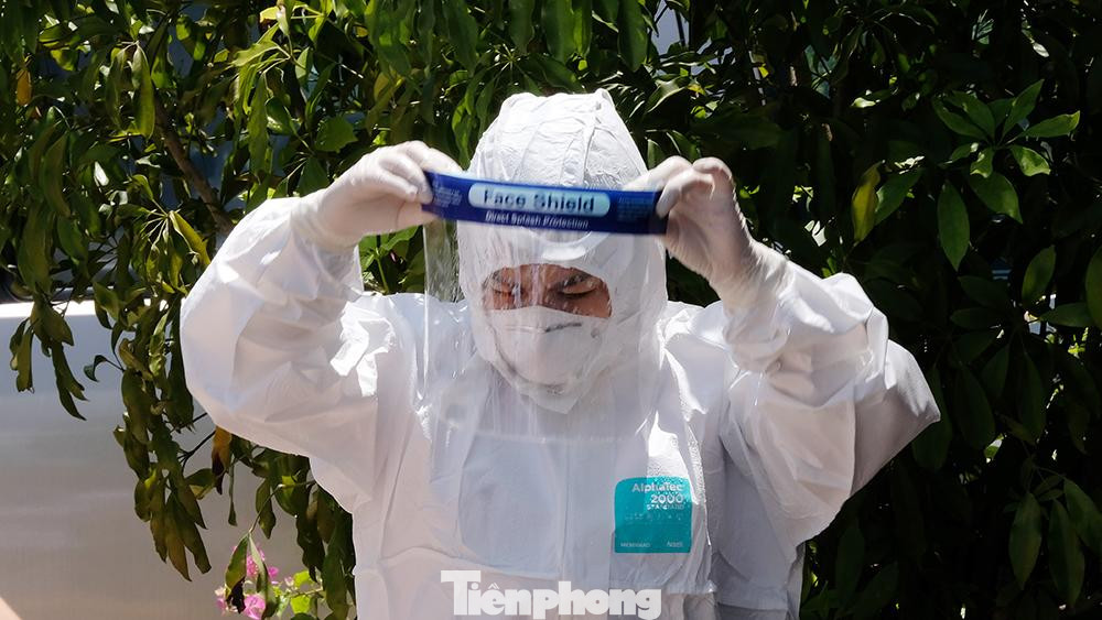 Lực lượng y tế quận Thanh Xuân có mặt để điều tra dịch tễ cũng như phun khử khuẩn phòng dịch tại chung cư 35 Lê Văn Thiêm (quận Thanh Xuân, Hà Nội).