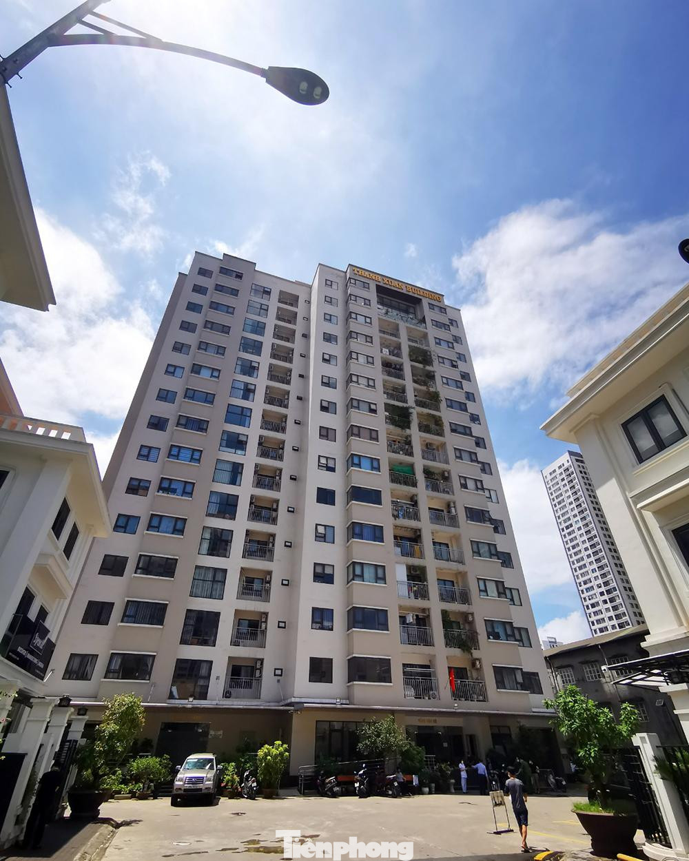 Sau khi có 2 ca mắc COVID-19 tại toà chung cư ở số 35 Lê Văn Thiêm (Thanh Xuân, Hà Nội), quận Thanh Xuân đã ra quyết định tạm thời phong tỏa chung cư trong 3 ngày để rà soát, xét nghiệm các trường hợp liên quan.