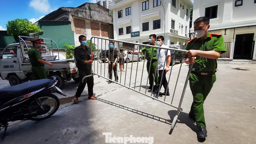 Sáng nay (9/7), sau khi có kết quả xét nghiệm khẳng định dương tính SARS-CoV-2 từ CDC Hà Nội, lực lượng chức năng của quận và phường đã tiến hành phong tỏa tạm thời tòa chung cư số 35 Lê Văn Thiêm trong 3 ngày để rà soát các trường hợp tiếp xúc, lấy mẫu xét nghiệm.