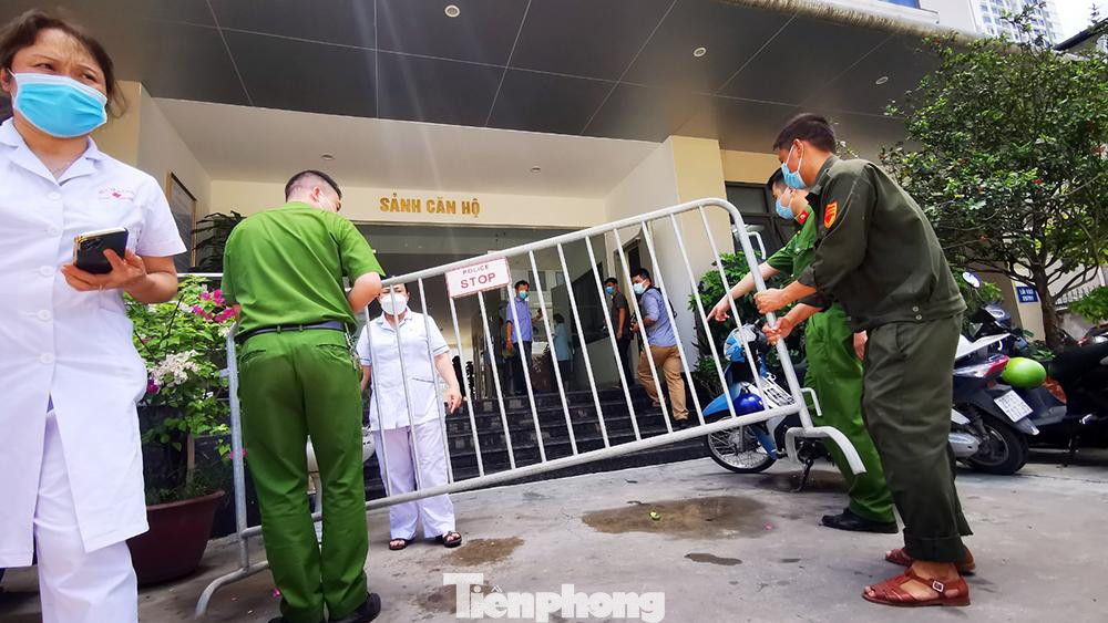 Lực lượng chức năng lập rào chắn dưới sảnh và các lối ra vào của toà nhà chung cư ngay trong buổi sáng nay.