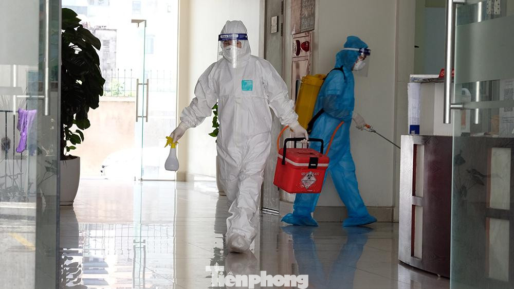 "Sáng nay, quận cũng đã khoanh vùng, truy vết, lấy mẫu xét nghiệm các trường hợp liên quan cùng tầng (tầng 10) với hai bệnh nhân, các khu vực công cộng, lễ tân của tòa nhà, đồng thời phun khử khuẩn các khu vực này". Ông Võ Đăng Dũng - Chủ tịch UBND quận Thanh Xuân cho biết.