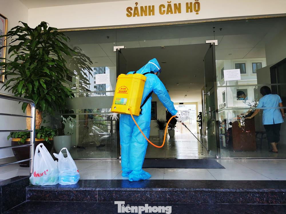 Theo điều tra dịch tễ, trường hợp đầu tiên tên N.V.S (SN 1960) từ 5/7 đến tối 6/7, F0 là người TP HCM đến ở tại nhà của bệnh nhân. Ngày 8/7, được Trung tâm Y tế quận Thanh Xuân lấy mẫu xét nghiệm, kết quả dương tính SARS-CoV-2, do CDC Hà Nội thực hiện.