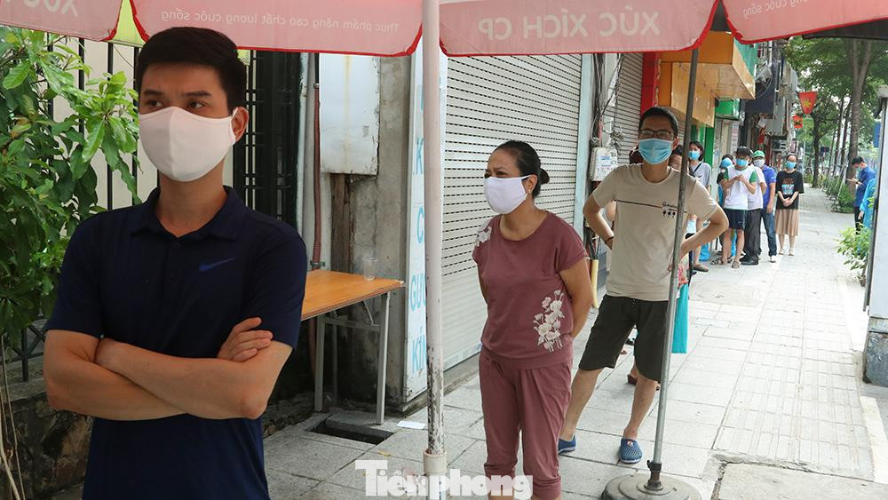 Để đảm bảo công tác phòng chống dịch, UBND quận Đống Đa đã tổ chức lấy mẫu xét nghiệm trên diện rộng tại 7 phường "có nguy cơ" gồm: phường Văn Chương, Phương Mai, Văn Miếu, Quốc Tử Giám, Thổ Quan, Khâm Thiên, Hàng Bột... với tổng số mẫu cần lấy là 55.000. Trong số đó, tại phường Văn Chương là 14.000 mẫu xét nghiệm.