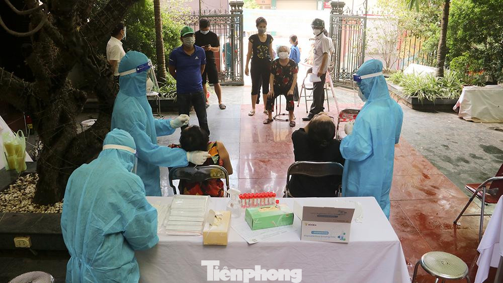 Bên trong khu vực lấy mẫu, một người cầm tờ danh sách 10 người theo thứ tự lần lượt vào lấy mẫu, để đảm bảo việc giãn cách, tránh nguy cơ lây lan dịch bệnh.