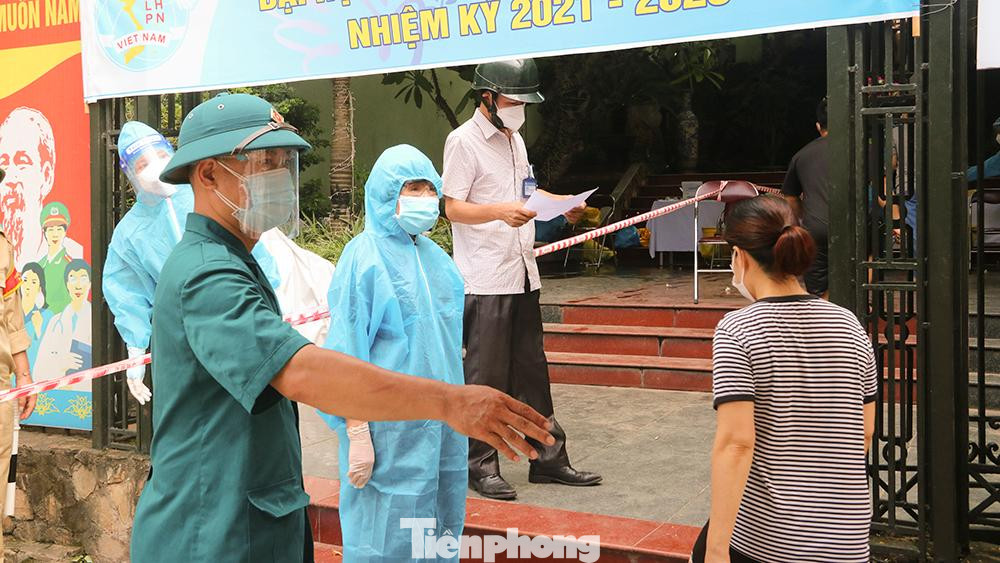 Theo ghi nhận chiều 12/8, tại điểm lấy mẫu xét nghiệm Đài tưởng niệm Khâm Thiên (45 Khâm Thiên, Đống Đa, Hà Nội), Trung tâm Y tế quận Đống Đa phối hợp với phường Khâm Thiên, tổ chức lấy hàng trăm mẫu xét nghiệm cho người dân.