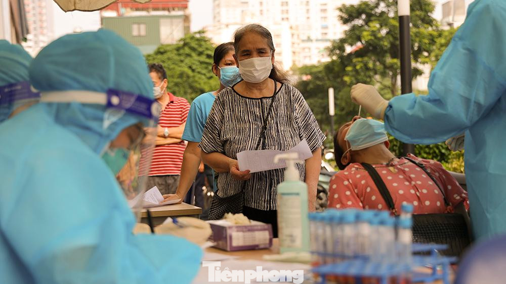 Tại địa bàn phường Tân Mai (quận Hoàng Mai, Hà Nội), Trung tâm y tế quận cũng đang khẩn trương lấy mẫu xét nghiệm cho hàng nghìn người dân.