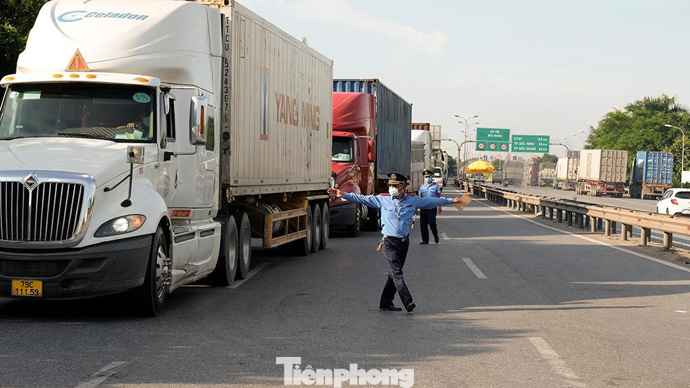 “Chúng tôi cũng bố trí lực lượng thành 2 lớp kiểm tra, phân luồng hướng dẫn phương tiện từ xa hạn chế việc ùn tắc giao thông tại các vị trí có lượng phương tiện lớn. Ví dụ với lớp 1 tiến hành kiểm tra sàng lọc trước, chỉ cho qua các xe “luồng xanh”, xe công vụ, chở hàng thiết yếu. Các xe khác cho quay đầu luôn...