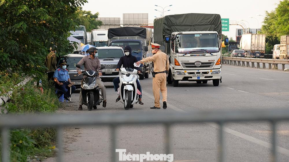 Phương tiện xe gắn máy cũng được kiểm soát chặt chẽ trước khi cho vào địa bàn Thủ đô.