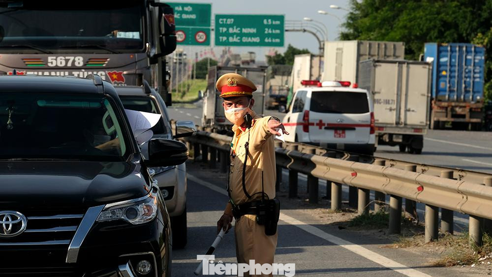 Lớp thứ 2 các xe có thẻ nhận diện “luồng xanh” cho đi luôn. Đối với xe chở hàng thiết yếu, xe container quá cảnh yêu cầu phải có giấy xét nghiệm âm tính còn thời hạn, lái xe phải kê khai y tế và đo thân nhiệt”, ông Đào Việt Long, Phó giám đốc Sở GTVT Hà Nội cho hay.