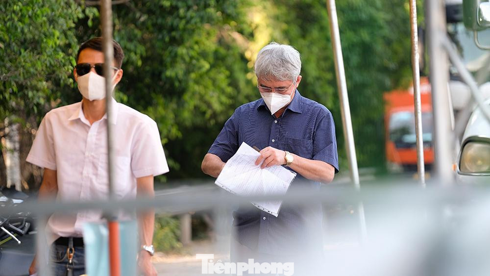 Những người bắt buộc phải di chuyển với công việc thật sự cần thiết đứng xếp hàng, giữ đúng khoảng cách để khai báo y tế. Kể cả những người có giấy xét nghiệm âm tính với SARS-CoV-2.