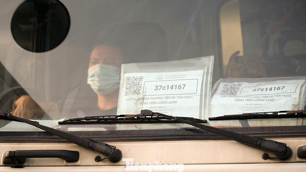 Mã QR Code được các lái xe in và dán trên kính cũng như sườn xe, thuận tiện cho việc nhận diện từ xa, tránh ùn ứ.