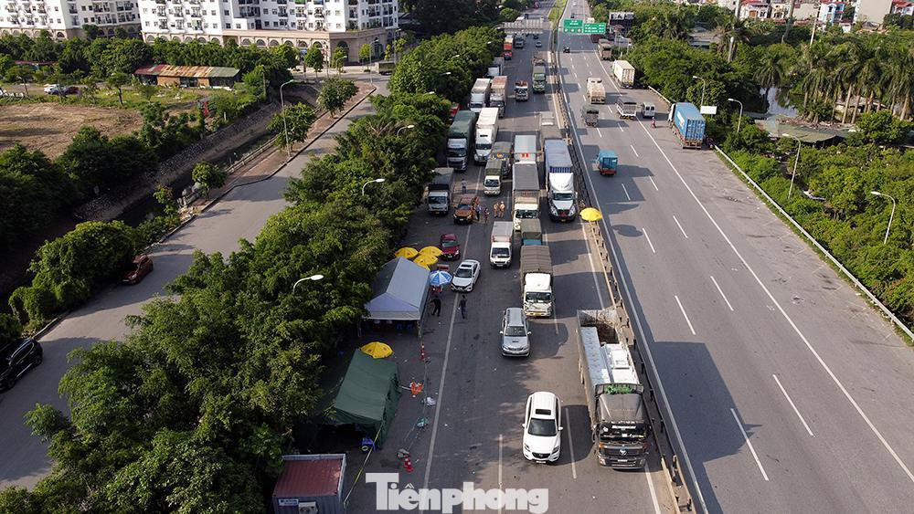 Chiều 27/7, tại chốt kiểm soát cầu Phù Đổng (huyện Gia Lâm), Công an TP đã tăng cường thêm CSGT, Cảnh sát Cơ động để kiểm tra, kiểm soát.