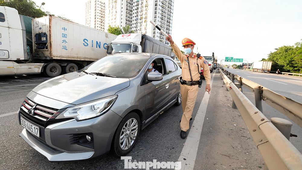 Xe cá nhân bắt buộc phải khai báo y tế và đo thân nhiệt tại chốt kiểm dịch trước khi tiếp tục hành trình.