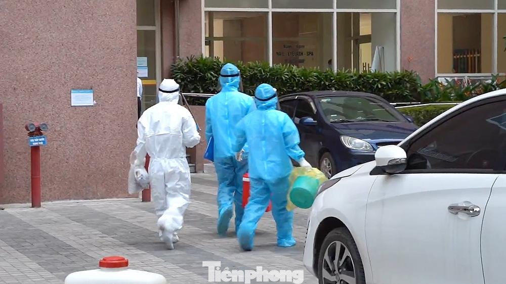 Lực lượng chức năng tiến hành phun khử khuẩn và tiến hành truy vết các trường hợp tiếp xúc gần với bệnh nhân.
