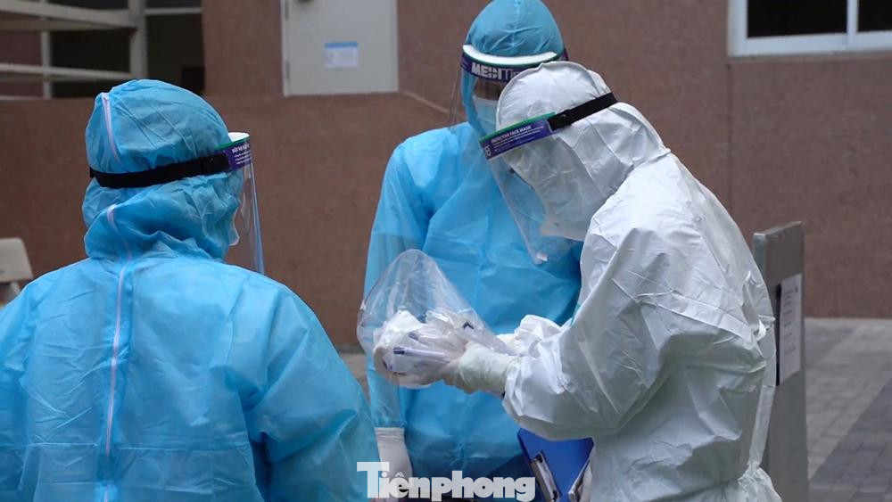 Nhân viên y tế túc trực tại những địa điểm phong toả để tiến hành truy vết.