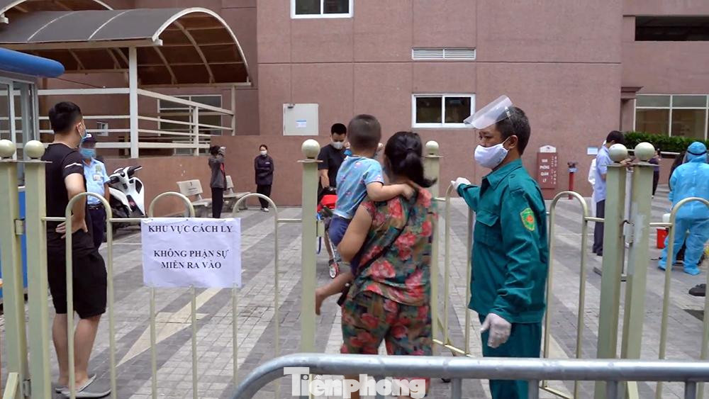 Ngoài chung cư Hồ Gươm Plaza, tòa nhà CT7 BooYoung, Hà Đông, nơi ghi nhận thêm một ca mắc COVID-19 mới, cũng được lực lượng chức năng phong tỏa tạm thời để điều tra dịch tễ.