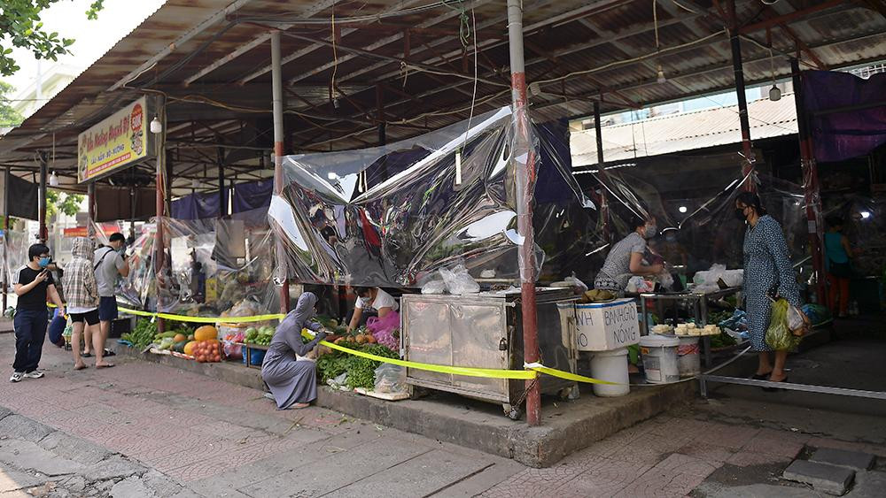 Việc lắp thêm tấm chắn, tiểu thương cũng yên tâm hơn, giúp hạn chế tiếp xúc, ngăn giọt bắn trong khi không ảnh hưởng đến việc mua bán.